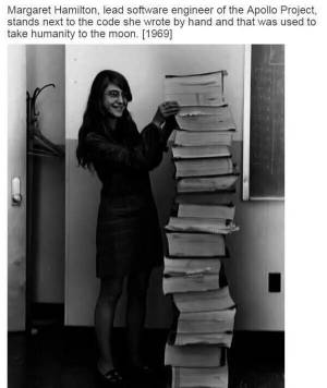 Margaret Hamilton, Software-Entwicklerin neben ihrem gedruckten Quelltext. 1969